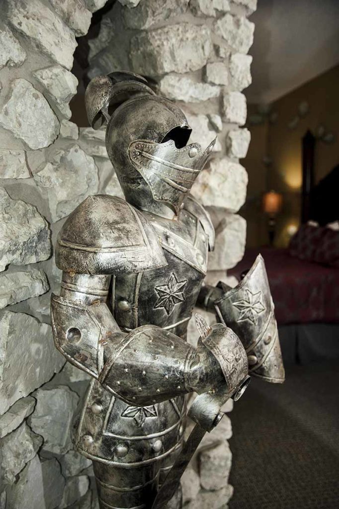 Medieval_Suit-of-Armor1-682x1024