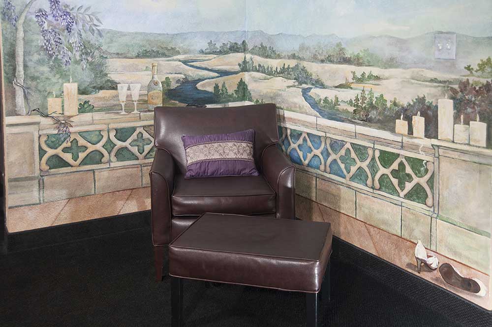 Vineyard-Chair-with-Mural1
